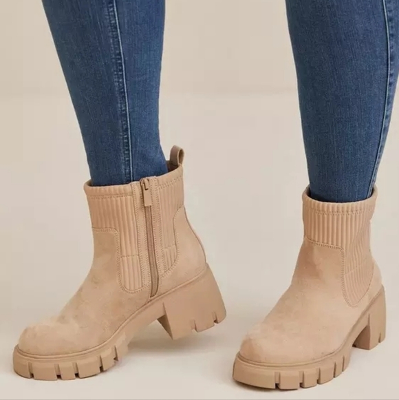 Torrid Chelsea Faux Leather Bootie Size 9 - Picture 5 of 9